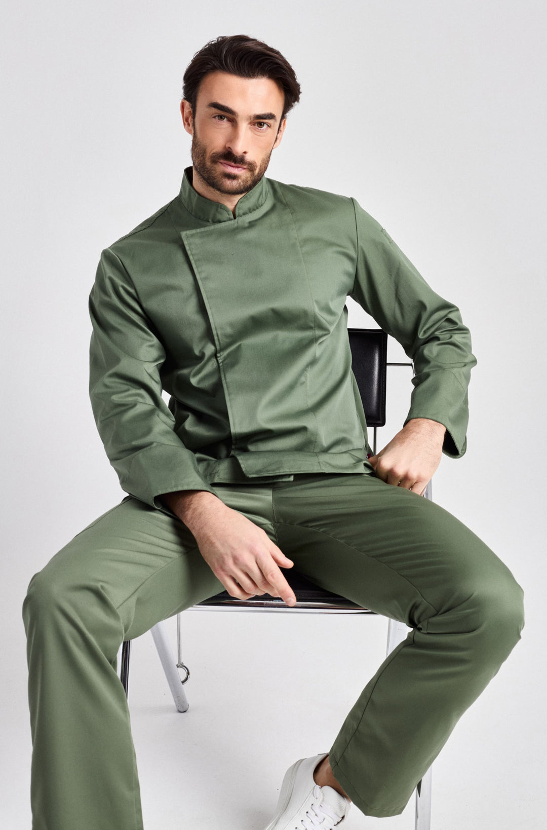 Kochjacke olivgrün Druckknopf Verschluss modern