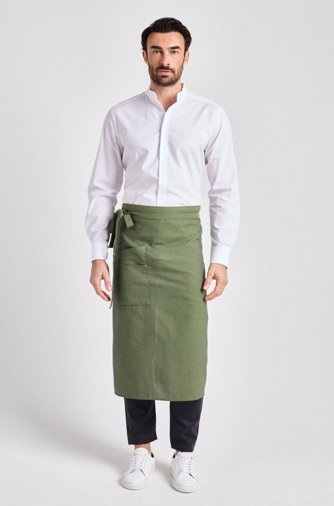 Grün melierte Bistroschürze mit aufgesetzter Tasche. 