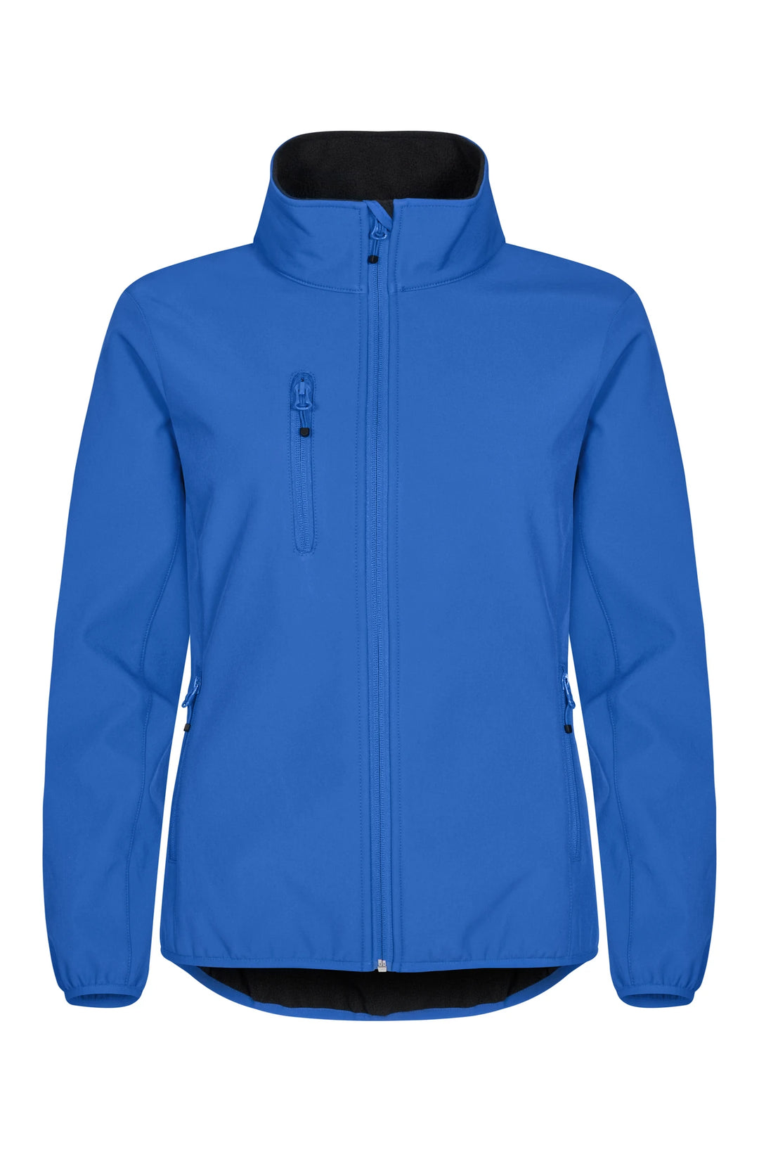 Blaue Damen Softshelljacke mit Reissverschluss und Brusttasche. Stehkragen und verlängerter Rücken.
