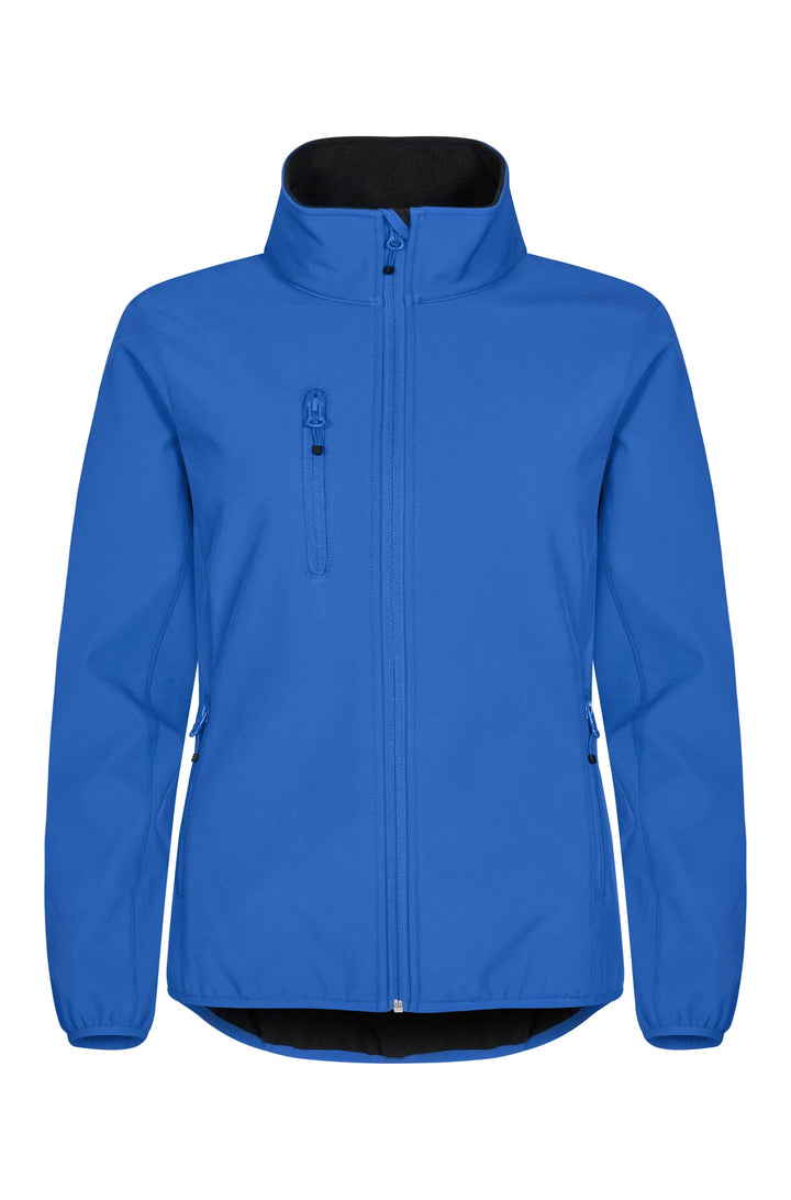 Blaue Damen Softshelljacke mit Reissverschluss und Brusttasche. Stehkragen und verlängerter Rücken.