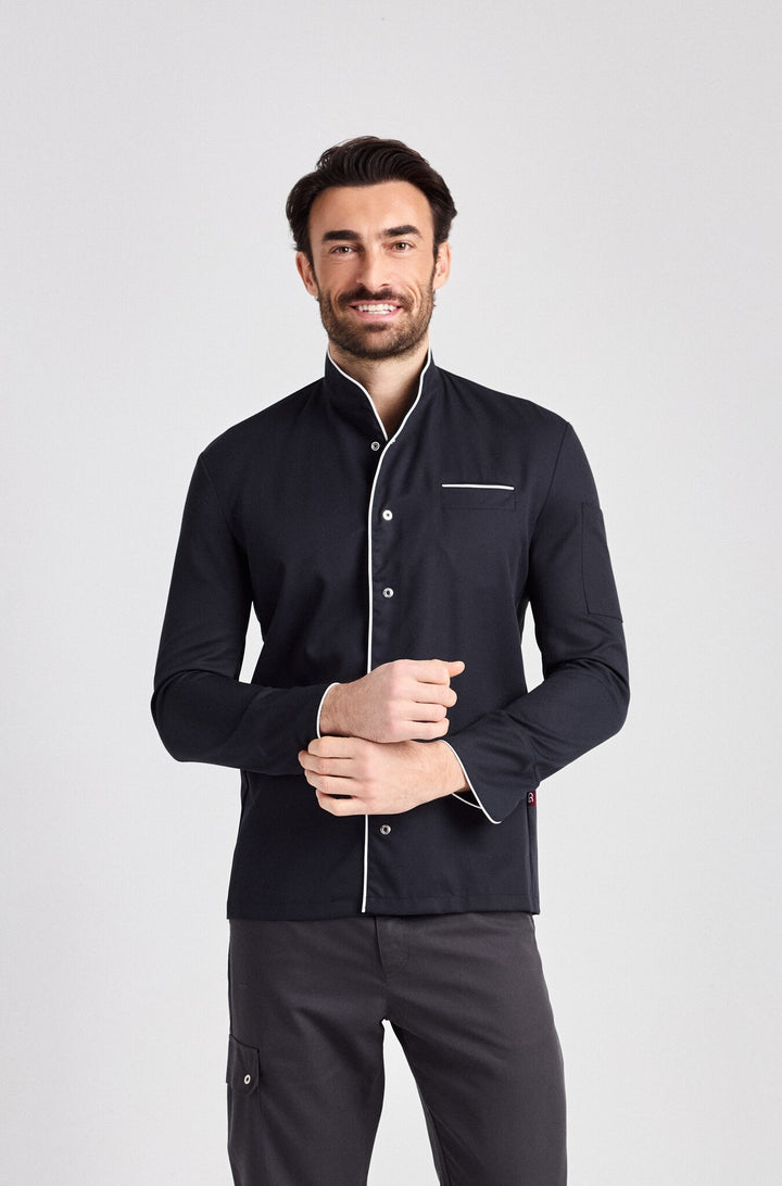 Kochjacke oder Kasack in schwarz mit weisser Paspel und Druckknopfverschluss. Stehkragen und Manchetten