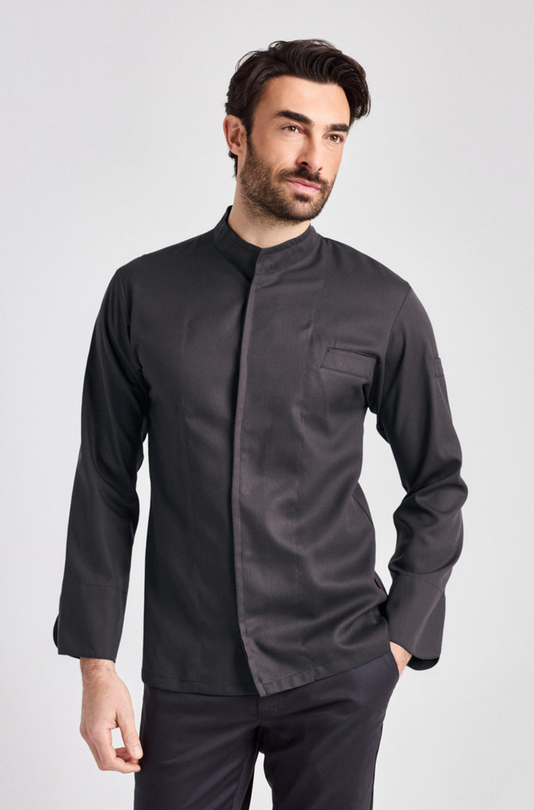 Schwarze Kochjacke mit Leisten-Brusttasche und verdeckter Knopfleiste. Stehkragen