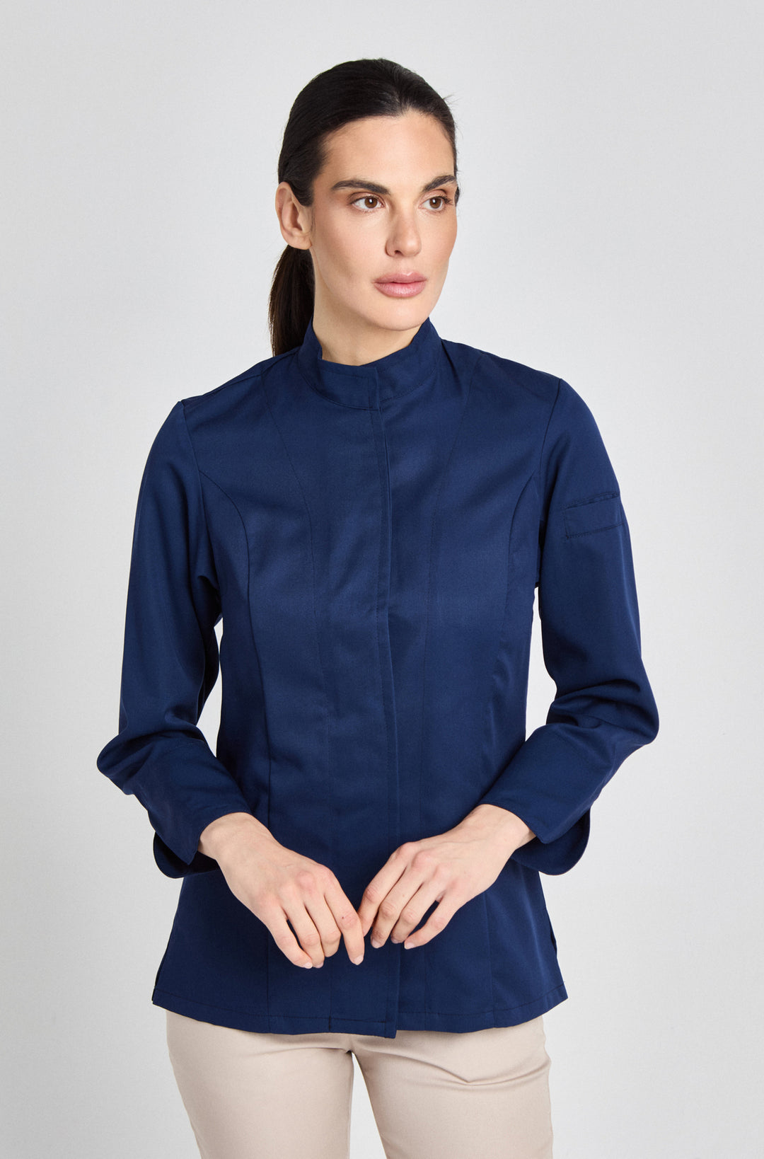 Elegante, dunkelblaue Damenkochjacke mit Figur-schmeichelnder Passform und aus angenehmen Material gefertigt. 