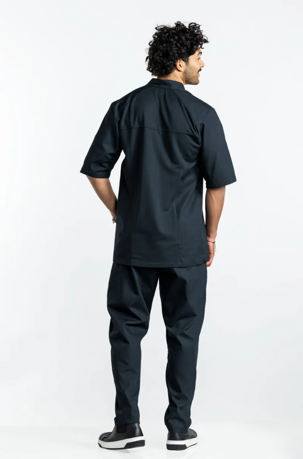 Rückenansicht schwarze Kochhose