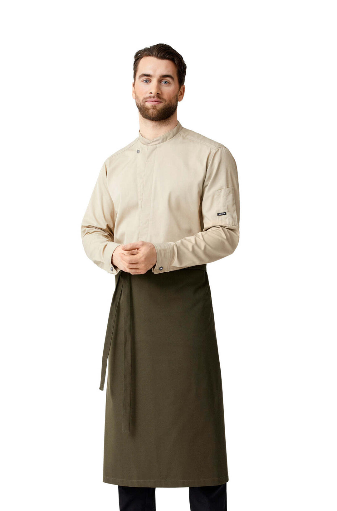 Moderne Kochjacke in der Farbe Sand mit perfekter Passform und durchdachten Details: Pull-Up-Ärmel, Stifttasche, Seitenschlitze und praktische Kragenlasche.