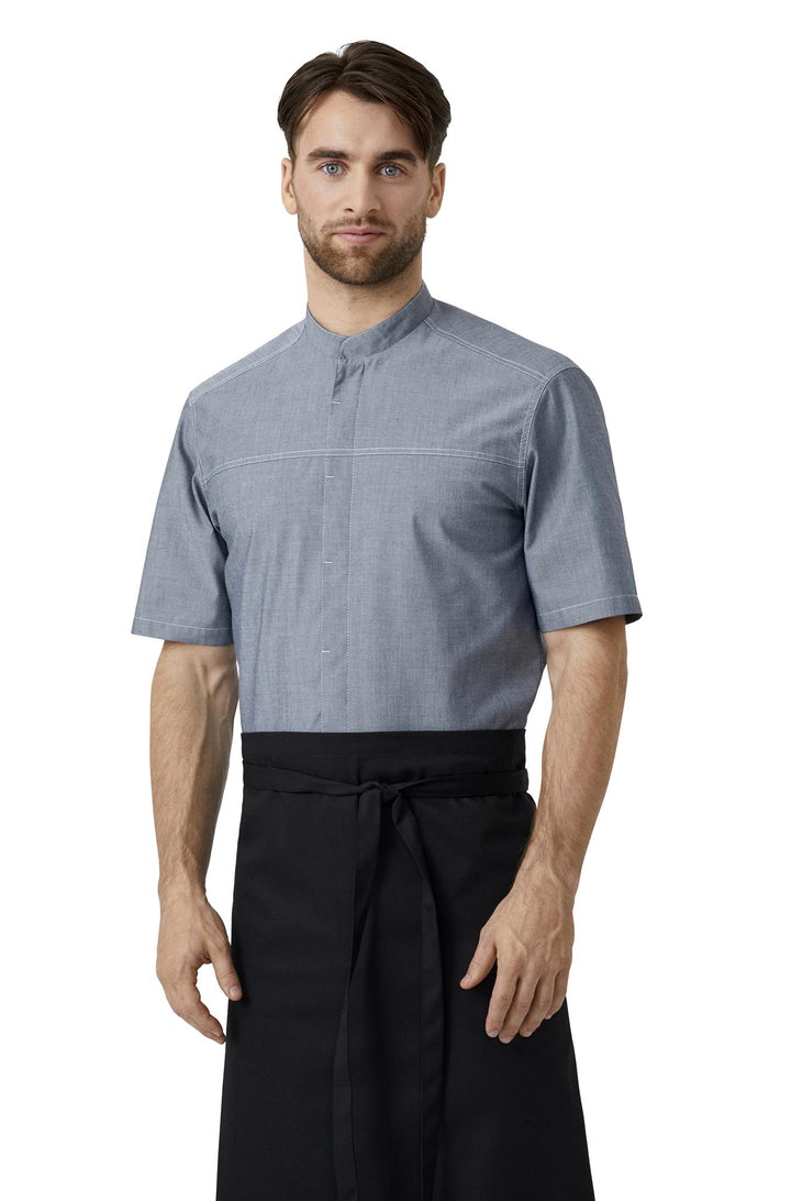 Modernes Kochhemd mit Stehkragen und kurzen Ärmeln in Grau. Denimlook, verdeckte Knopfleiste und weisse Ziernähte